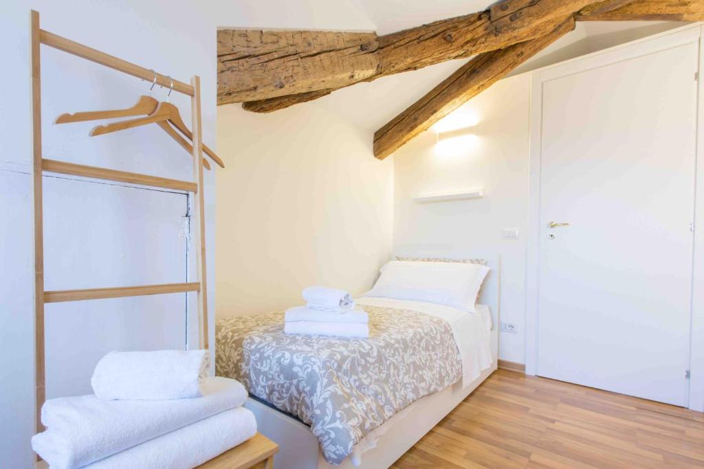 Łóżko lub łóżka w pokoju w obiekcie CA GRIMANI private terrace