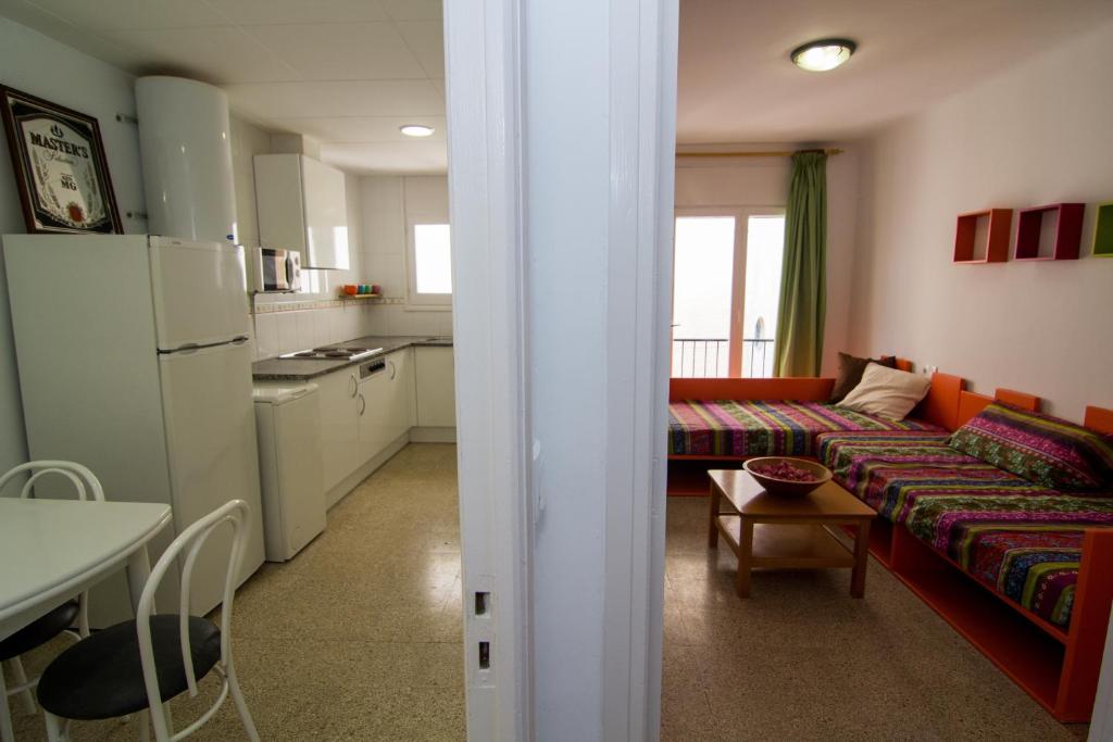 ロザスにあるAgi Sant Antoniの小さなリビングルーム(ソファ付)、キッチンが備わります。
