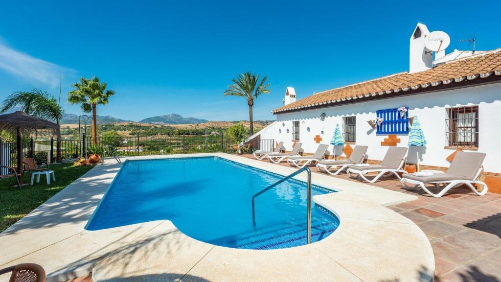 una piscina en el patio trasero de una villa en Casa La Vina del Arenal Pizarra by Ruralidays en Pizarra