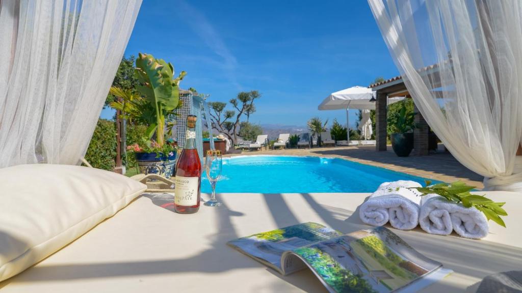 ein Schlafzimmer mit einem Bett und einem Swimmingpool in der Unterkunft Casa Rural Malaga Spa Cartama by Ruralidays in Cártama