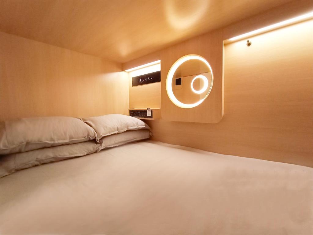 Kleines Zimmer mit einem Bett und einem Fenster in der Unterkunft The Nap Mong Kok in Hongkong