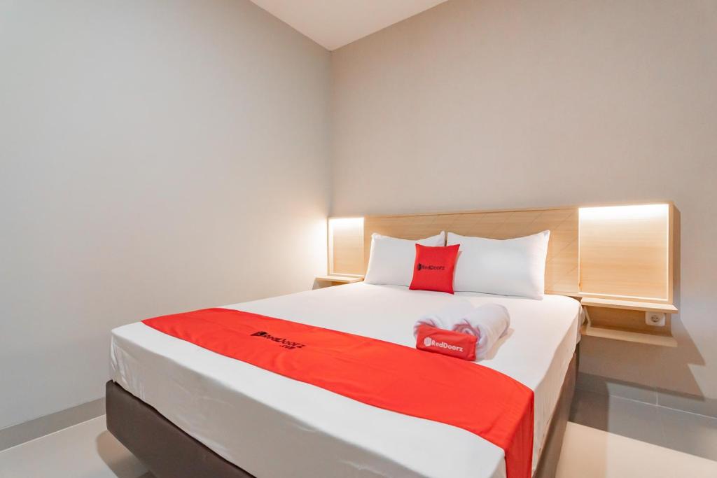 Un pat sau paturi într-o cameră la RedDoorz Plus @ Karapitan Street