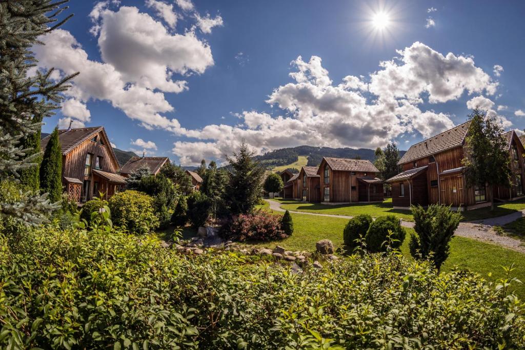 a row of houses in a village with a garden at FerienPark Kreischberg by ALPS RESORTS in Sankt Lorenzen ob Murau