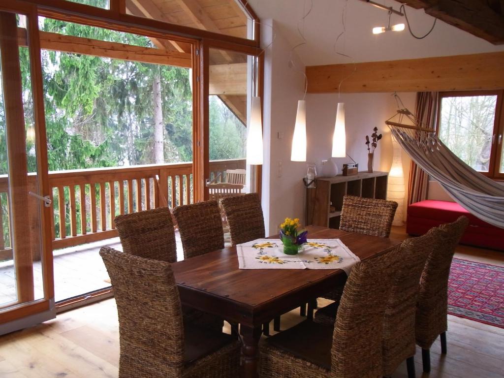 een eetkamer met een houten tafel en stoelen bij Ferienwohnung Siloblick in Amstetten