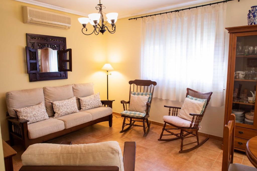 - un salon avec un canapé, des chaises et une table dans l'établissement FLORIT FLATS - The Orange Lemon Tree House, à L'Eliana