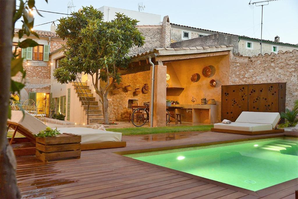 a backyard with a swimming pool and a house at Ca Sa Tieta in Alaró