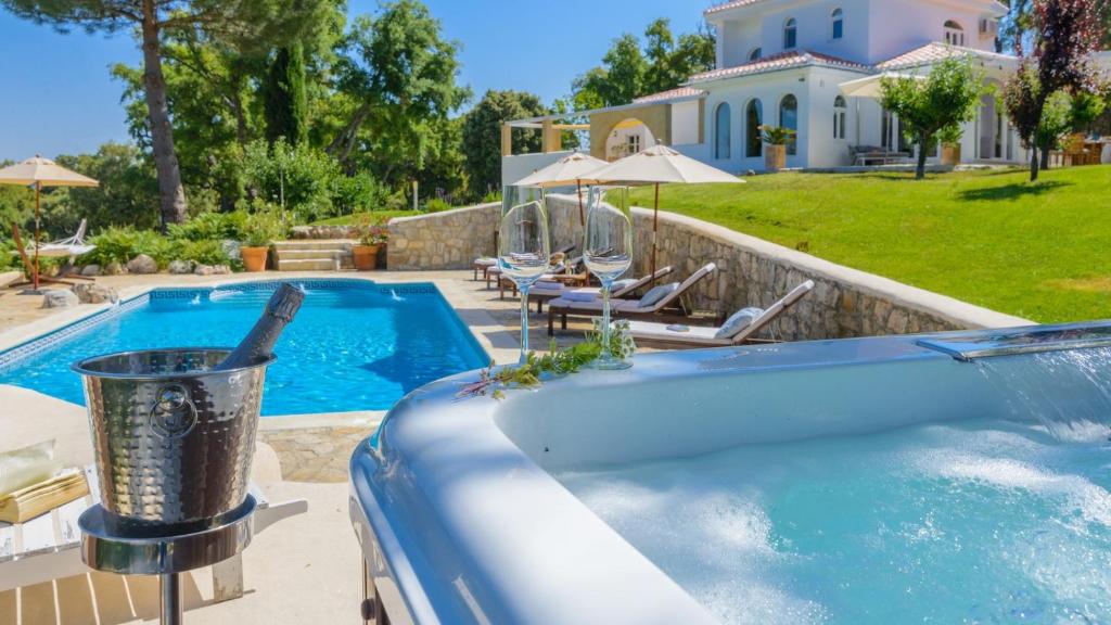 een zwembad voor een huis bij Villa Valparaiso Alhama de Granada by Ruralidays in Alhama de Granada