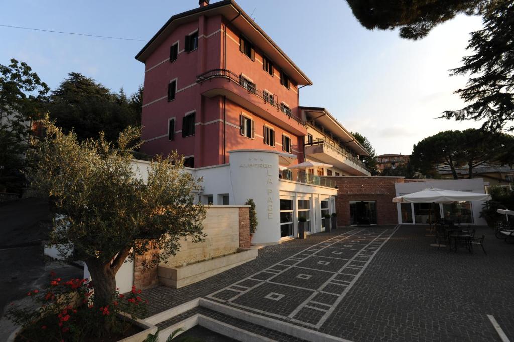 Budova, kde se hotel nachází