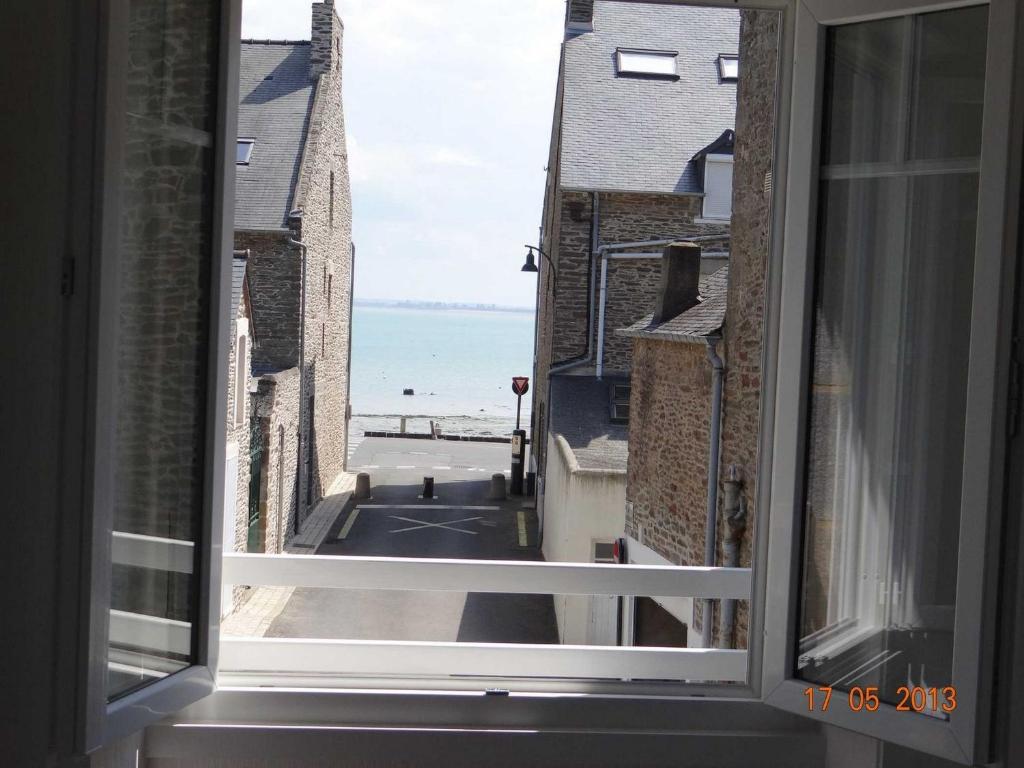 una ventana abierta con vistas al océano en Maison du Pecheur, en Cancale