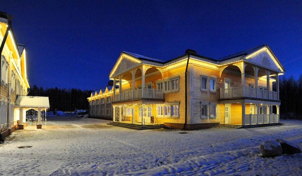 un gran edificio en la nieve por la noche en Hotel Yamskaya, en Zavidovo