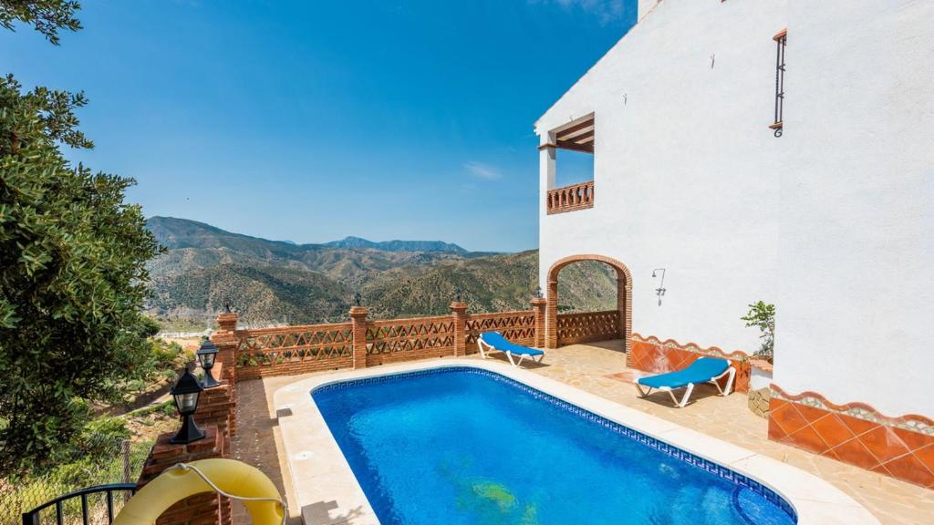 una piscina frente a una casa en Casa La Encina Alora by Ruralidays, en Álora