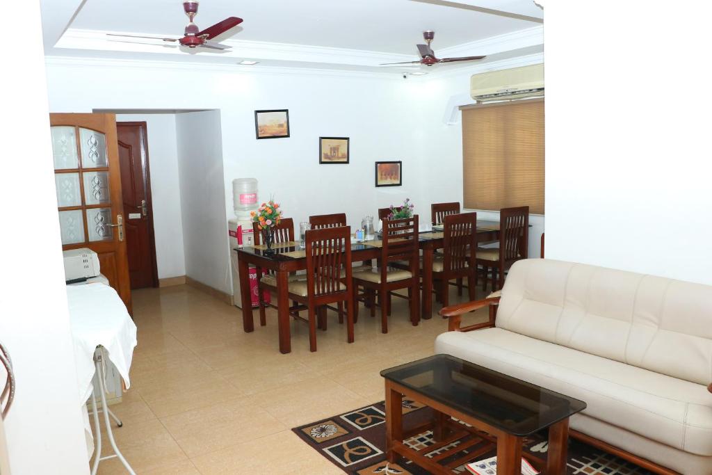 Posezení v ubytování Swarna Sudarshan Service Apartment @ Adyar chennai