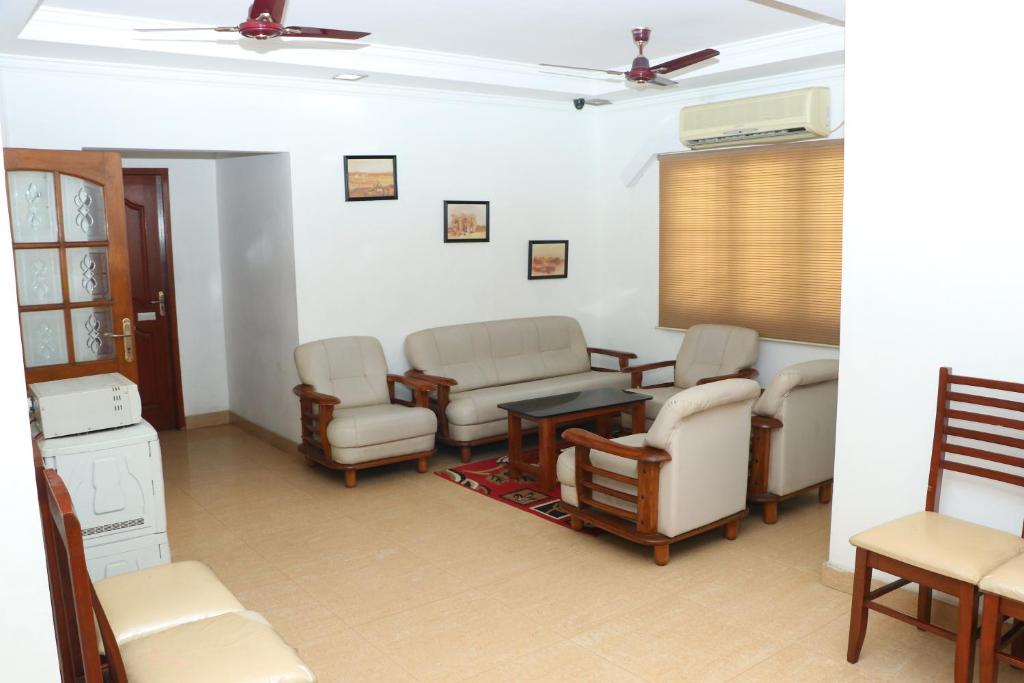 Posezení v ubytování Swarna Sudarshan Service Apartment @ Adyar chennai