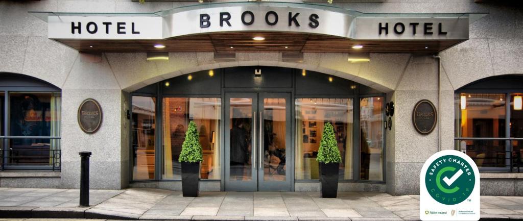 un hôtel avec un panneau devant lui dans l'établissement Brooks Hotel, à Dublin