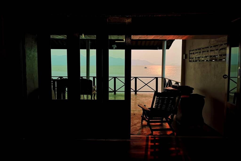 Habitación con sillas y vistas al océano. en Ocean front 2br 107sqm house - Panorama Sea View en Laem Ngop
