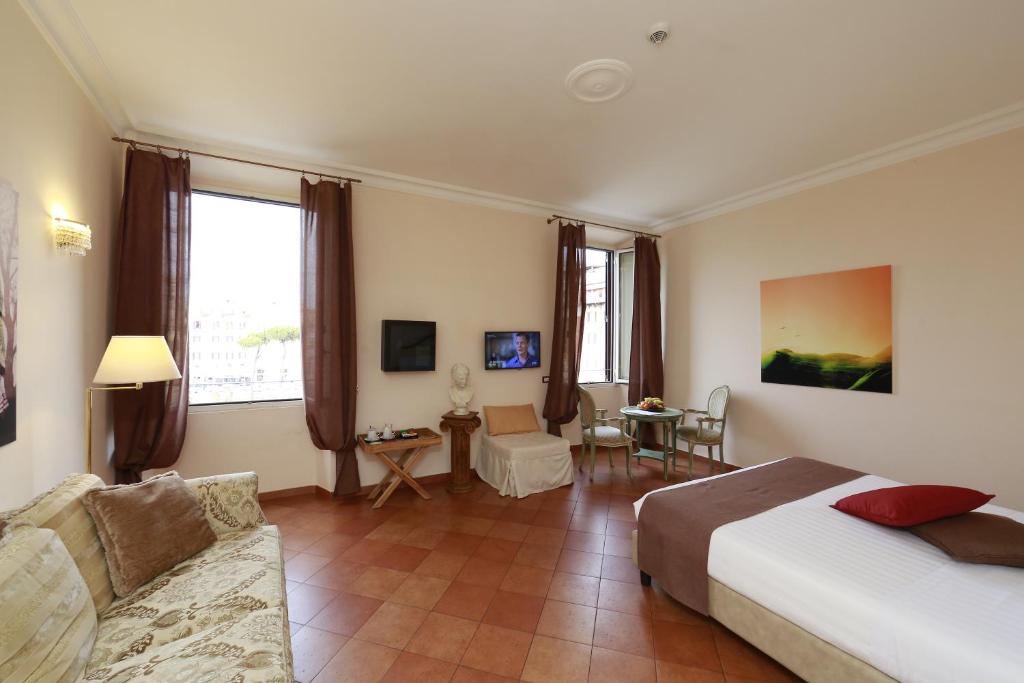 ローマにあるレジデンス ゲンズ ジュリアのベッドとソファ付きのホテルルーム