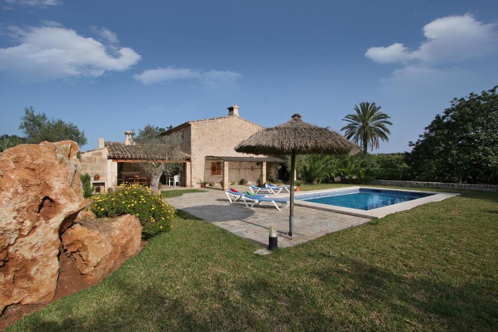 Casa con piscina y sombrilla en Villa Butxaco, en Pollensa