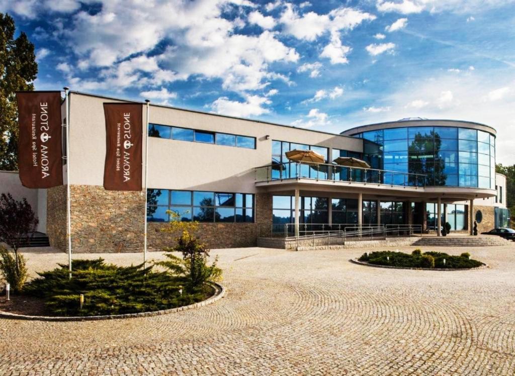 duży budynek z mnóstwem okien w obiekcie Aroma Stone Hotel Spa w Sycowie