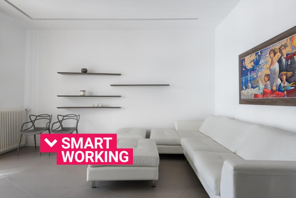 un soggiorno con divano bianco e un cartello che dice "lavoro intelligente" di Design e Comfort nel centro di Catania by Wonderful Italy a Catania
