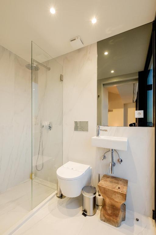 a bathroom with a toilet and a shower and a sink at BOUTIQUE Rentals- ATTICO Luxury Design-Ocean views in Porto