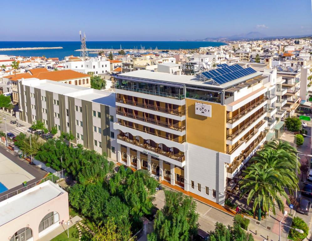 una vista aérea de un edificio en una ciudad en Hotel Brascos, en Rethymno