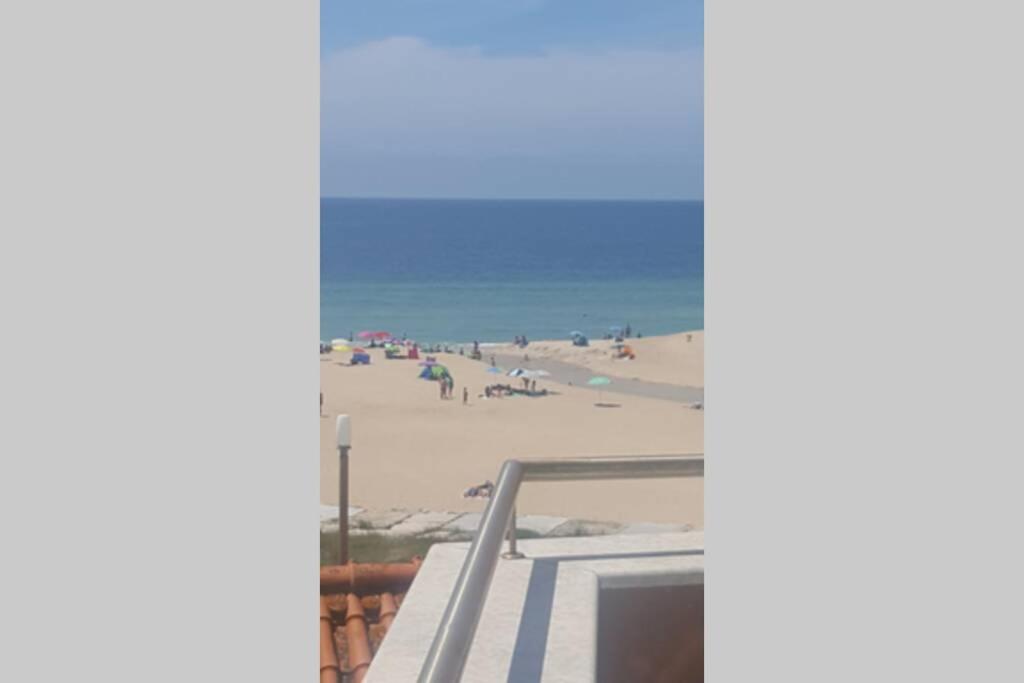 un apartamento en condominio con vistas a la playa desde el balcón en Casa Faria, en Senhora da Vitória