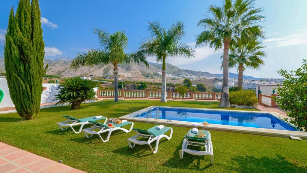 Bazén v ubytování Villa Pastora Nerja by Ruralidays nebo v jeho okolí