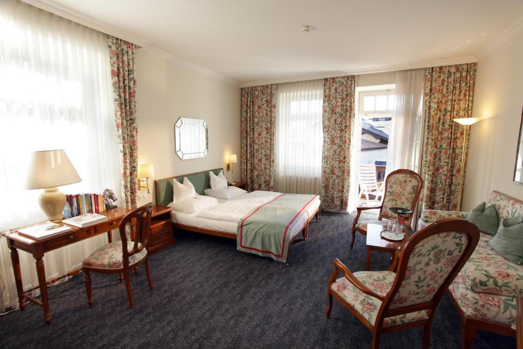Postel nebo postele na pokoji v ubytování Romantik Hotel Im Weissen Rössl am Wolfgangsee