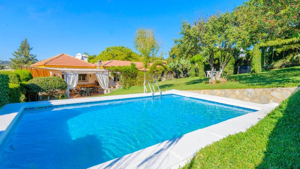 una piscina en el patio de una casa en Casa Rincon de la Abuela Maria Prado del Rey by Ruralidays en Prado del Rey