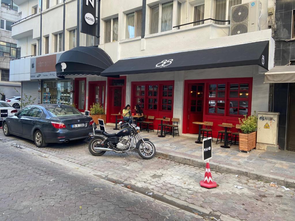 una motocicleta estacionada frente a un restaurante en Piano Hotel, en Izmir