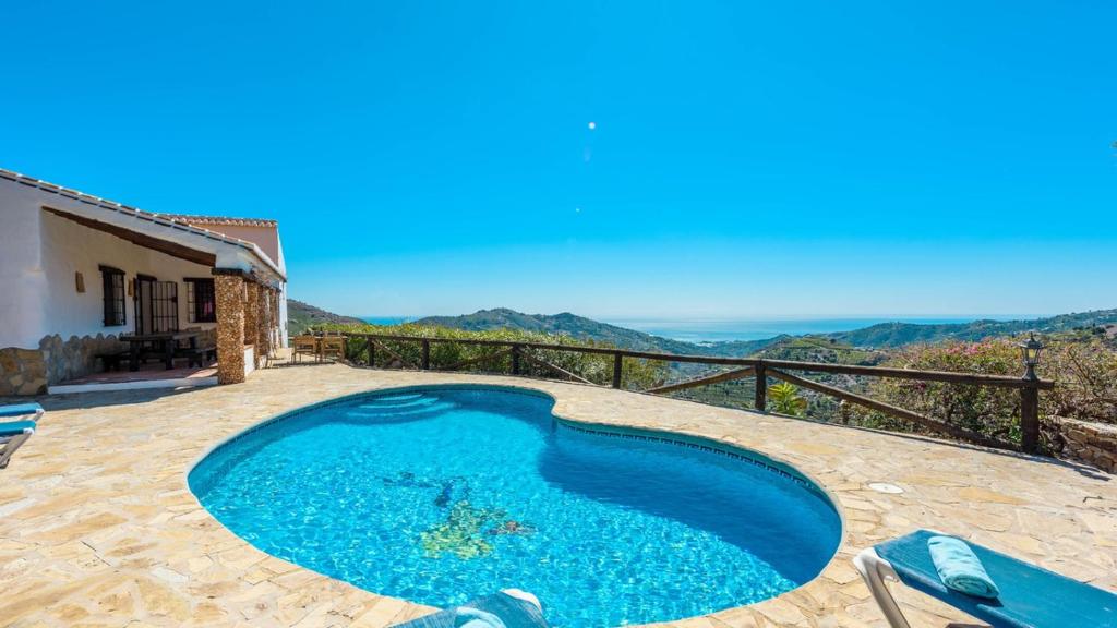einen Pool auf einer Terrasse mit Aussicht in der Unterkunft Finca Carrulo Competa by Ruralidays in Cómpeta