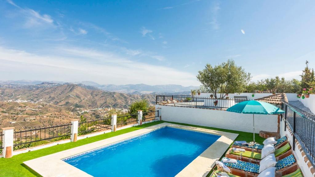 una piscina con vistas a las montañas en Villa Melendez Almachar by Ruralidays, en Almáchar