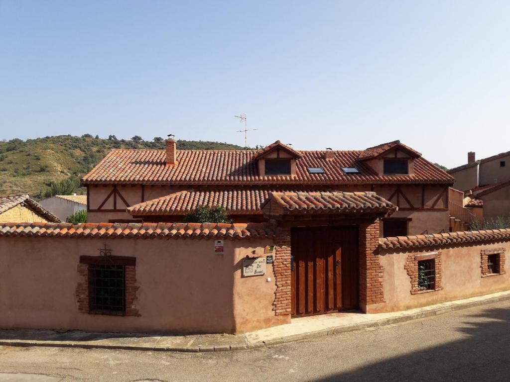 Matarrubia的住宿－Casa de Barro，街上有门的砖房