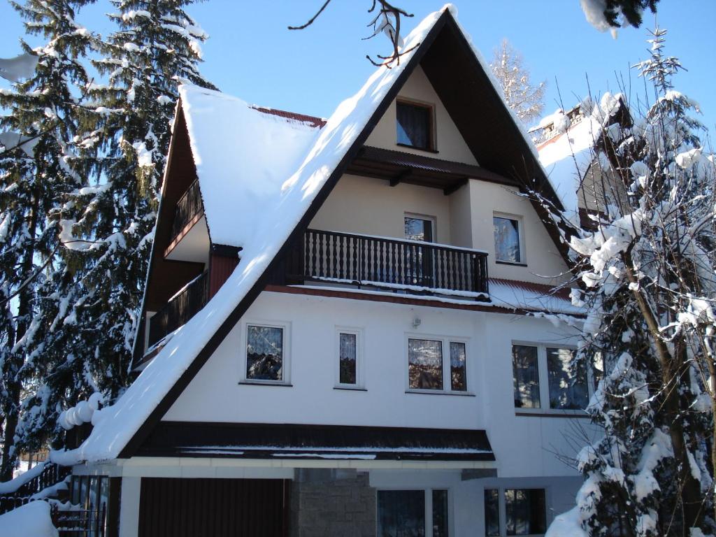 een huis met sneeuw op het dak bij Willa u Marii in Zakopane