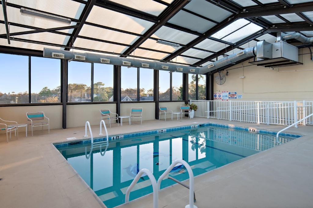 una gran piscina con un gran techo de cristal en Brighton Suites Hotel, en Rehoboth Beach