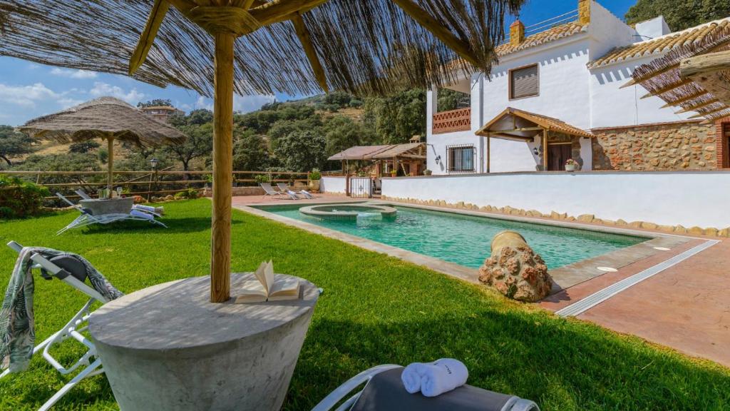 uma villa com uma piscina e uma casa em Villa Fraskito Iznajar by Ruralidays em Iznájar