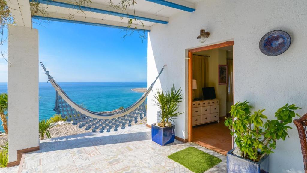 Cette chambre dispose d'un hamac et offre une vue sur l'océan. dans l'établissement Villa Juana Adra by Ruralidays, à Adra