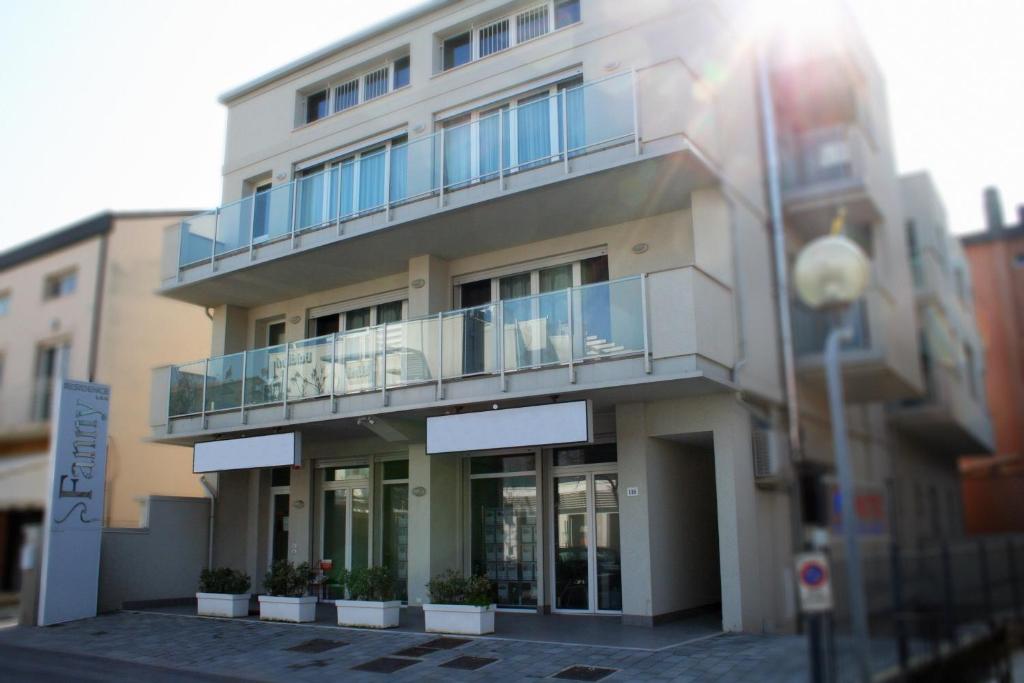 un edificio con balcone e piante sopra di Residence Fanny a Rimini