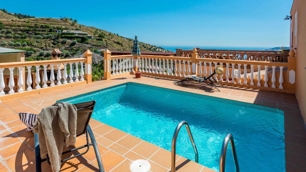 een zwembad op een terras met een balkon bij Casa Gonzalez Almunecar by Ruralidays in Almuñécar