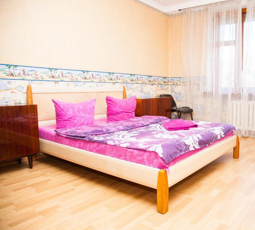 sypialnia z dużym łóżkiem z różowymi poduszkami w obiekcie Standart Apt on Aleksandrovskaya 95 Street w mieście Zaporoże