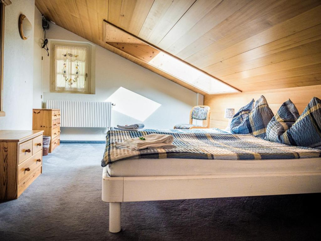 Postel nebo postele na pokoji v ubytování Hotel Gletscherblick Grindelwald