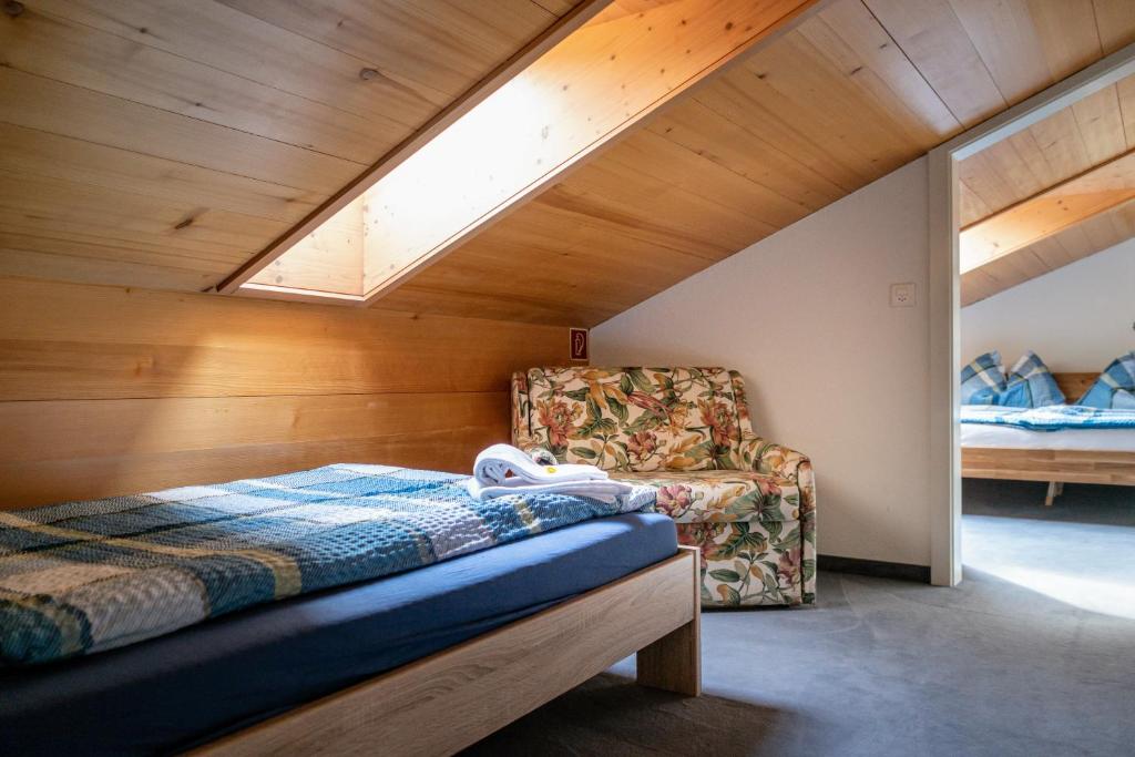 Postel nebo postele na pokoji v ubytování Hotel Gletscherblick Grindelwald