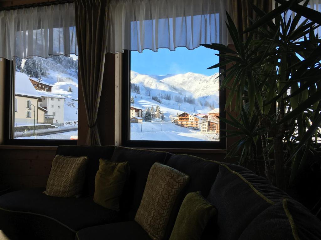 Nespecifikovaný výhled na hory nebo výhled na hory při pohledu z hotelu