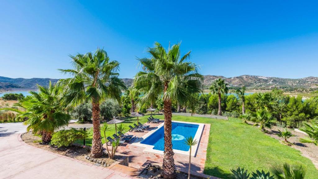 una vista aerea su un resort con palme e piscina di Casa La Solana de Domingo Vinuela by Ruralidays a Viñuela