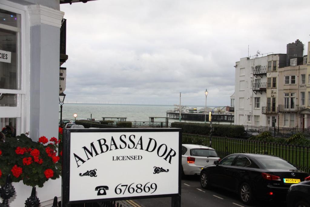 una señal para un restaurante con el océano en el fondo en Ambassador Hotel en Brighton & Hove