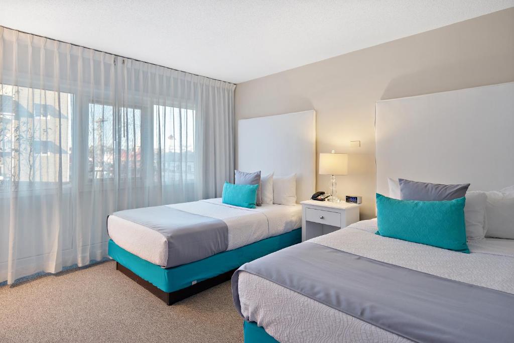 Postel nebo postele na pokoji v ubytování Brighton Suites Hotel