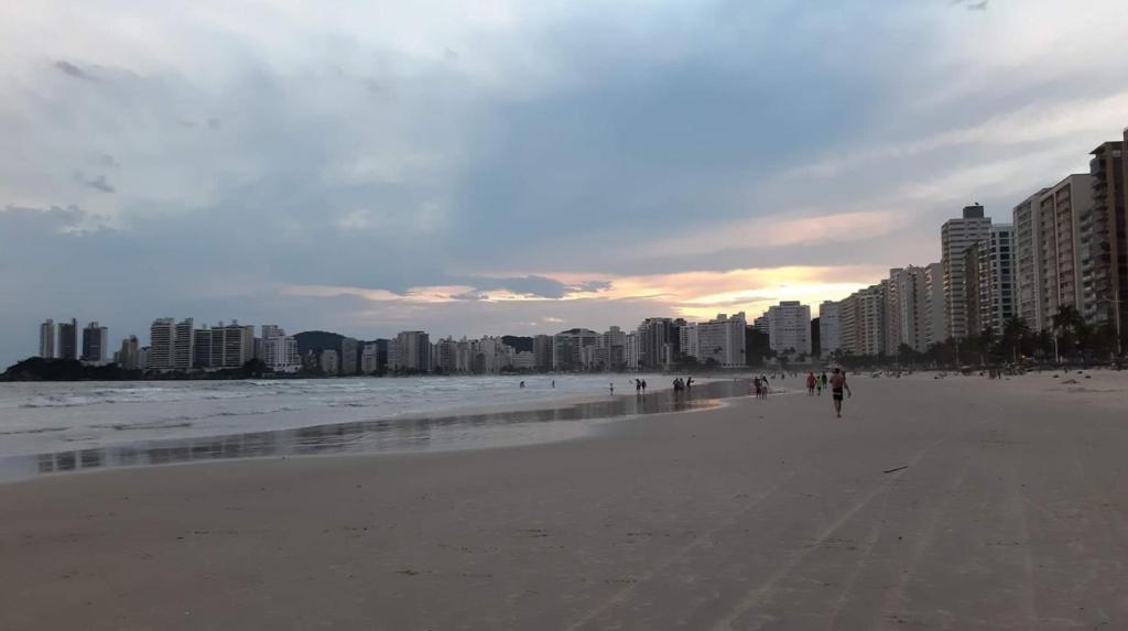  Guarujá apartamento quadra praia amplo