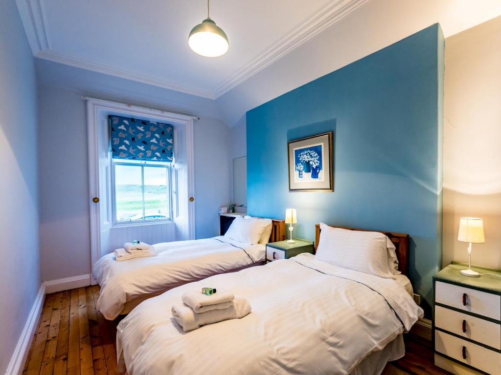 Postel nebo postele na pokoji v ubytování Pass the Keys Beaufort House, Looking onto Golf Course