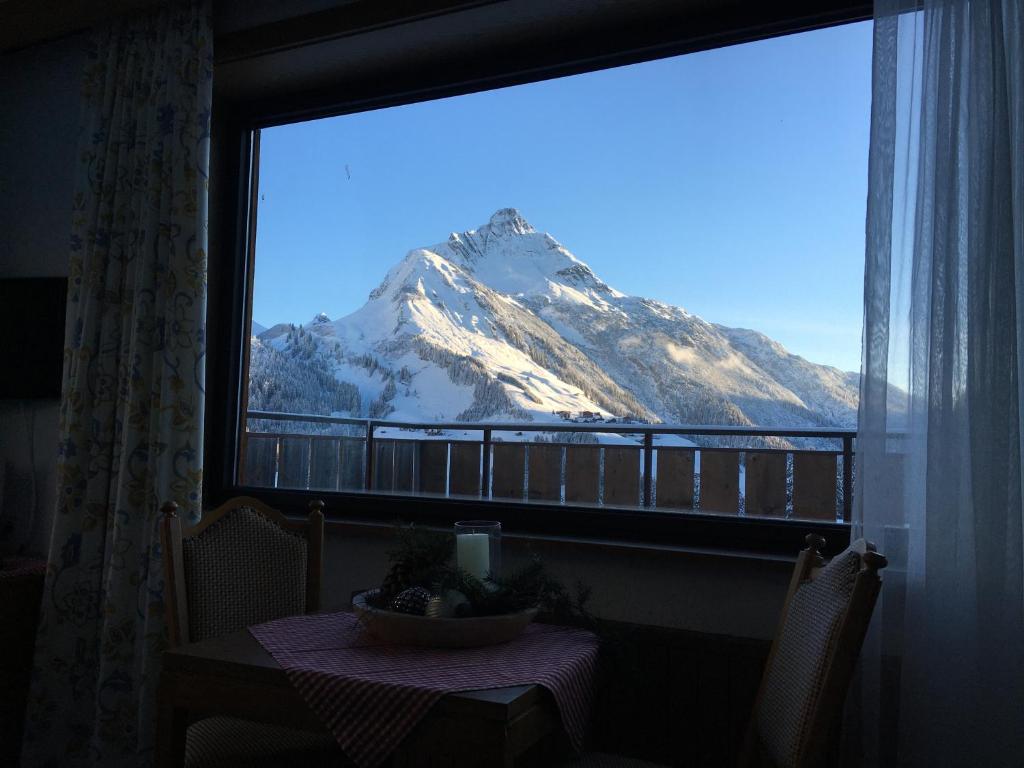 Nespecifikovaný výhled na hory nebo výhled na hory při pohledu z hotelu