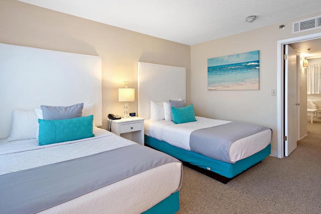 Postel nebo postele na pokoji v ubytování Brighton Suites Hotel